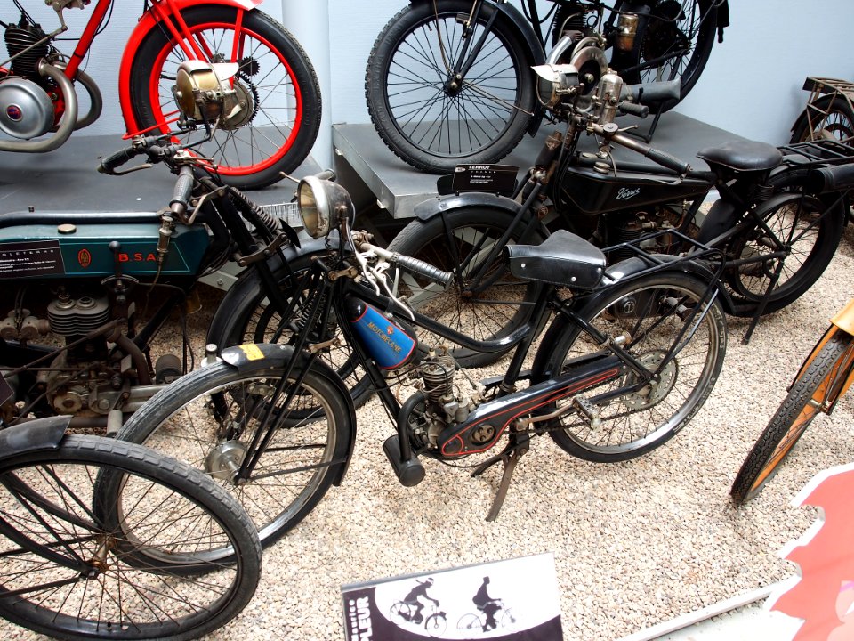 Old Motobecane, Musée de la Moto et du Vélo, Amneville, France, pic-001