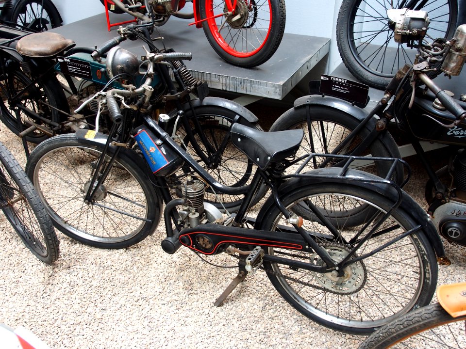 Old Motobecane, Musée de la Moto et du Vélo, Amneville, France, pic-002