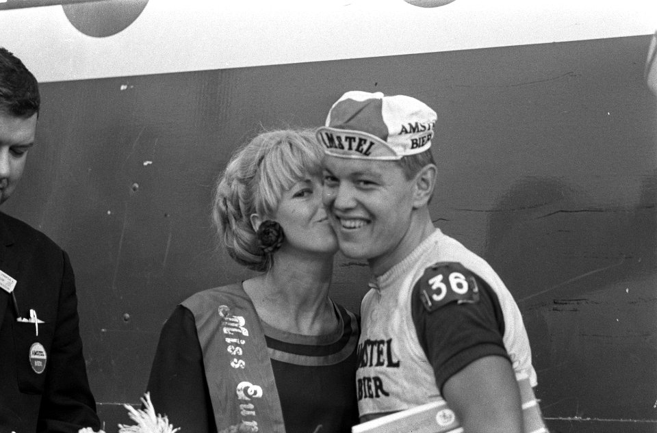 Olympia tour , derde etappe. Daan Holst met Tour-miss, Bestanddeelnr 920-3486