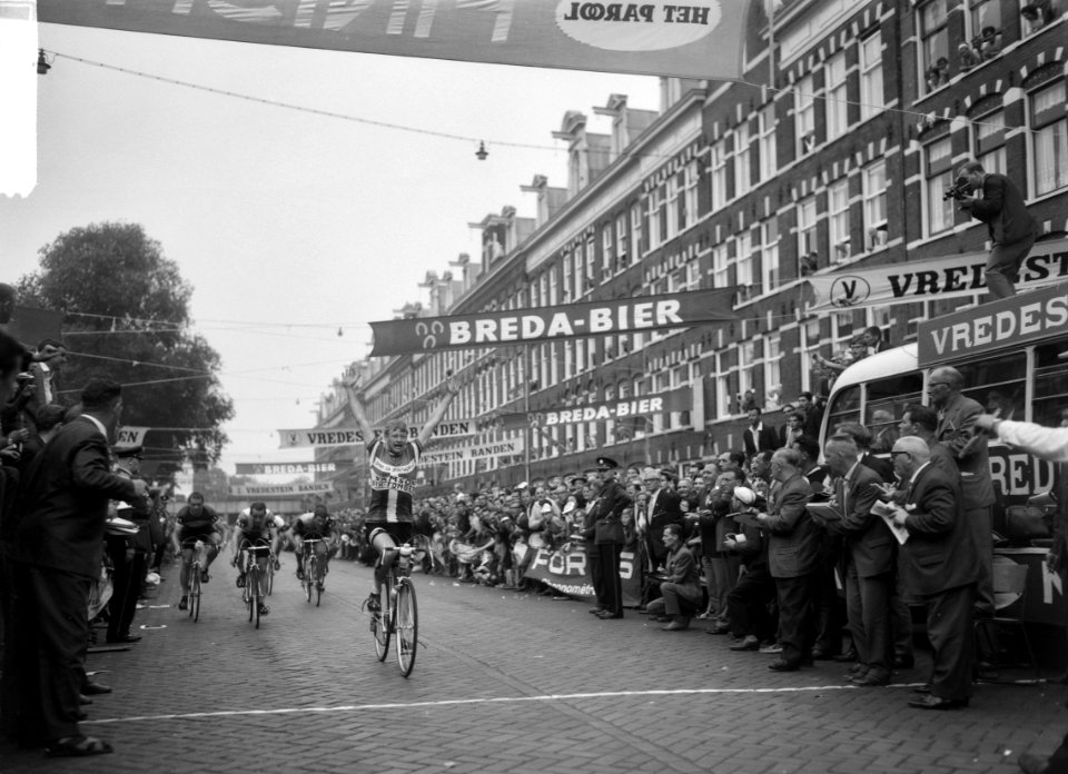 Olympia Toer zevende en laatste etappe H Stevens gaat als eerste door finish te, Bestanddeelnr 916-4812