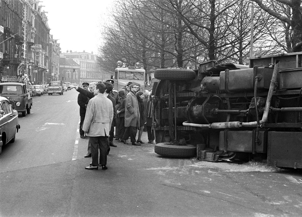 Omgeslagen vrachtwagen op Stadhouderskade, Bestanddeelnr 922-0212