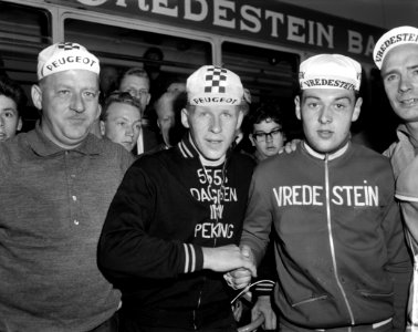 Olympia tour 5e etappe finish te Almelo Links M van Ginniken , rechts J Steve, Bestanddeelnr 915-2043