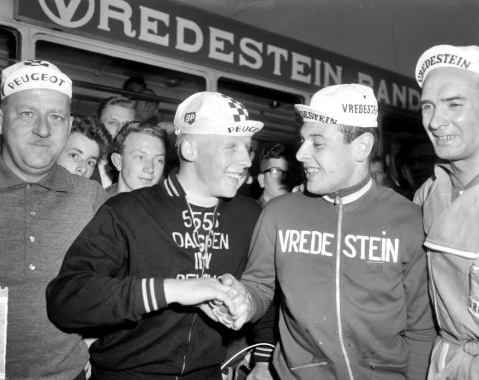 Olympia tour 5e etappe finish te Almelo Links M van Ginniken , rechts J Steve, Bestanddeelnr 915-2040