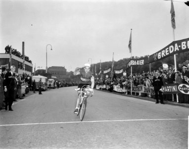 Olympia tour 5e etappe finish te Almelo J Stevens (Belgie) over de streep, win, Bestanddeelnr 915-2039