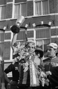 Olympia Tour de laatste etappe, de winnaar van de ronde, de Belg Jos Dries met …, Bestanddeelnr 915-2087