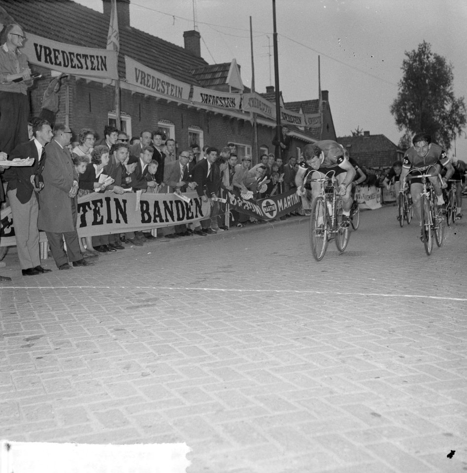 Olympia Tour 4e etappe van Heerlen naar Veldhoven M Paul gaat als eerste over , Bestanddeelnr 915-1996