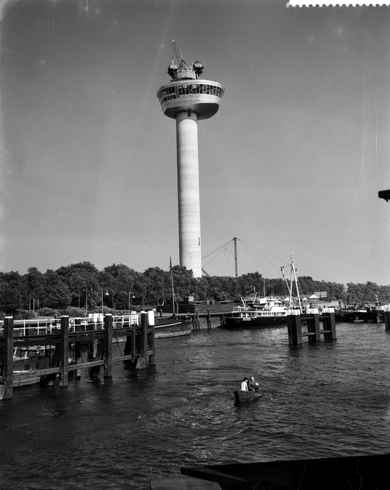 Omhoog hijsen van het restaurant in de top van de Euromast, Bestanddeelnr 910-5157
