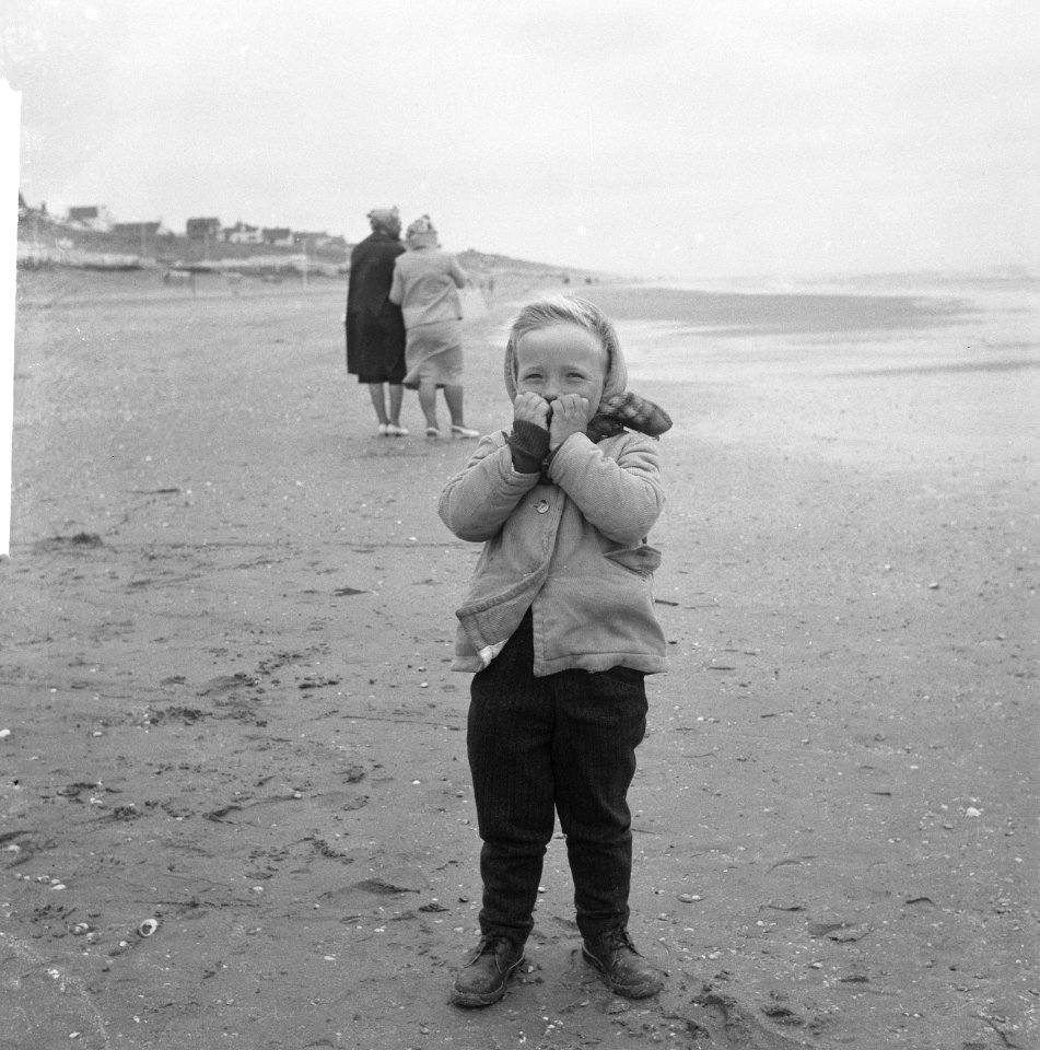 Onaangenaam weer op het strand van Zandvoort, Bestanddeelnr 913-9174
