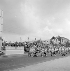 Onafhankelijkheidsdag ( 15 mei). Tribune met prominenten waaronder president Ben, Bestanddeelnr 255-4644