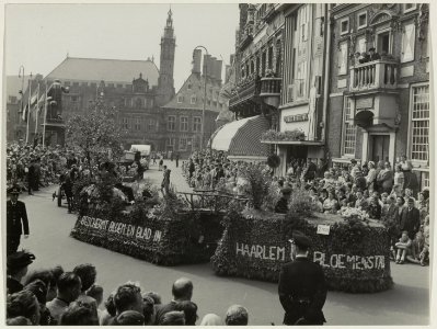 Onder grote belangstelling trekt het bloemencorso over de Grote Markt. 1952. NL-HlmNHA 54010459