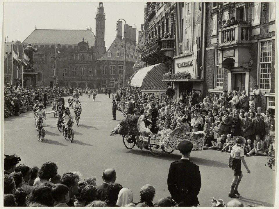 Onder grote belangstelling trekt het bloemencorso over de Grote Markt. 1952. NL-HlmNHA 54010455