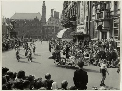Onder grote belangstelling trekt het bloemencorso over de Grote Markt. 1952. NL-HlmNHA 54010455