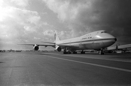 Onder een Hollandse wolkenlucht is de Boeing 747 Jumbo-jet op het platform Schip, Bestanddeelnr 923-6389