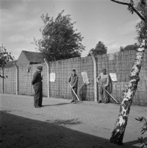 Onder leiding van de kampcommandant L. Mennes en zijn helpers worden deze gevang, Bestanddeelnr 900-4265