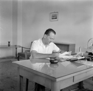 Onbekende man lezend aan een tafel, Bestanddeelnr 255-0001