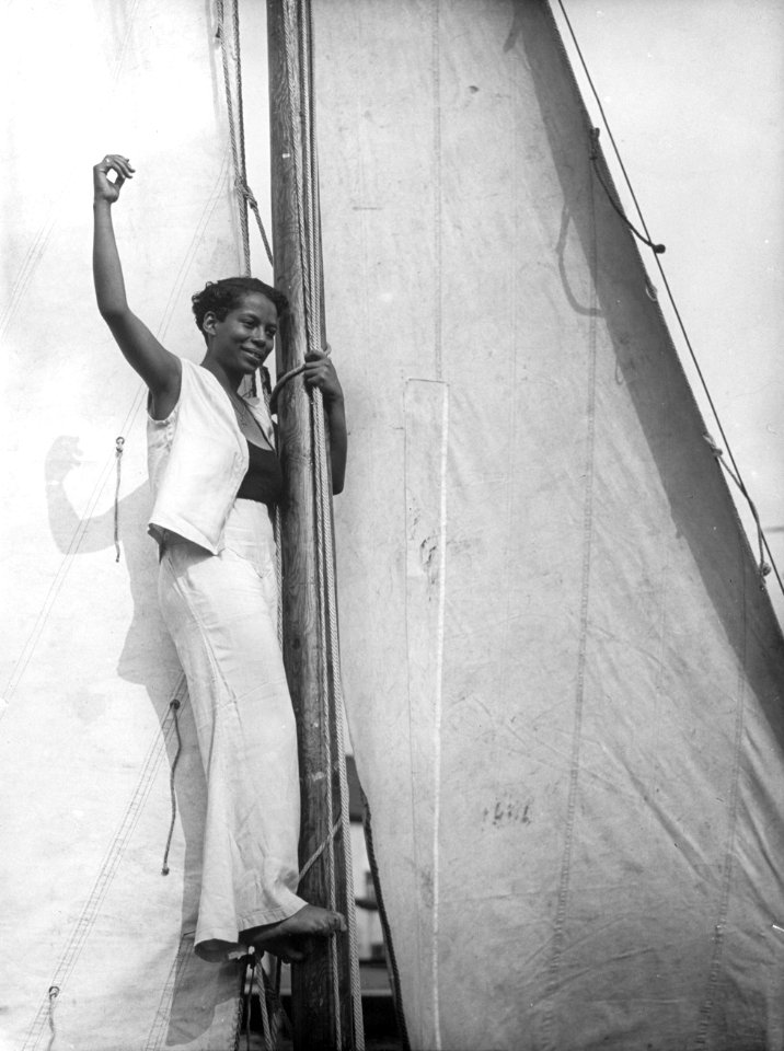 Onbekende vrouw in de mast van een zeilboot, Bestanddeelnr 252-0925