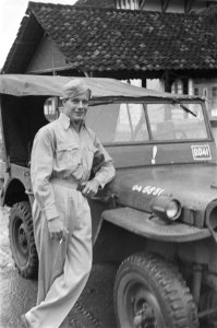 Onbekende militair staand bij een jeep, Bestanddeelnr 158-5-2