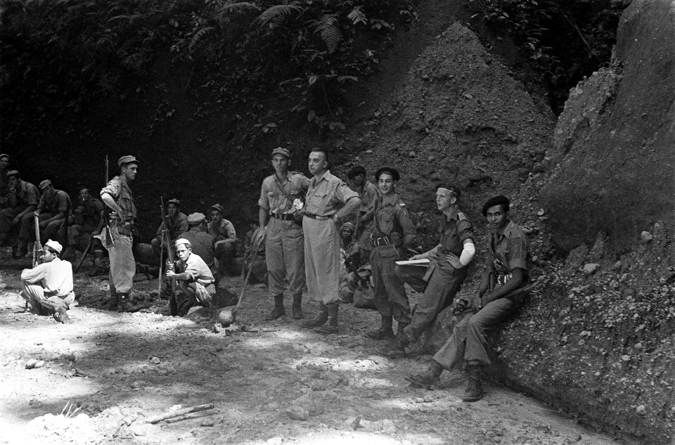 Onderzoekers en militairen in de kloof, Bestanddeelnr 3566