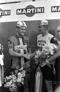 Olympia tour , derde etappe. Etappewinnaar Daan Holst (met bloemen) wordt gefel…, Bestanddeelnr 920-3488