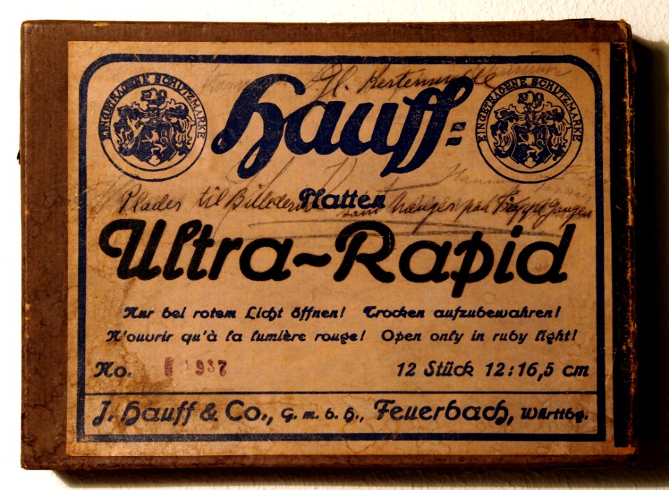 Old photographical equipment pic12