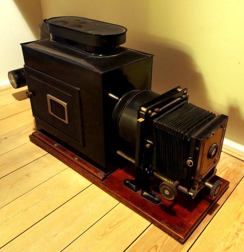 Old photographical equipment pic3