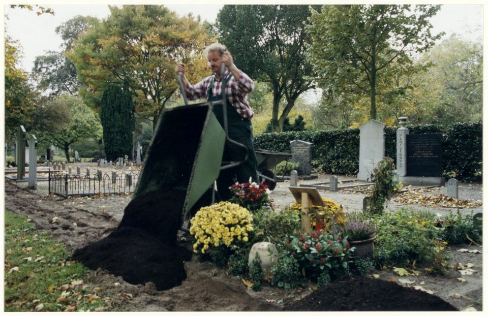 Onbekende medewerker van de algemene begraafplaats Kleverlaan aan het werk op de begraafplaats. NL-HlmNHA 54037107