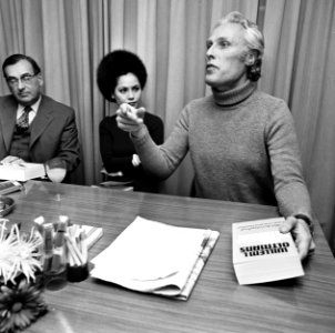 Oltmans met Ratna Sara Dewi (weduwe van president Soekarno), Bestanddeelnr 926-8225