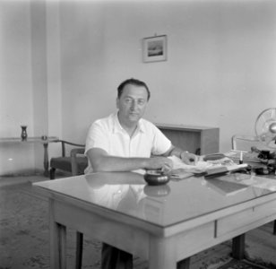 Onbekende man zittend aan een tafel, Bestanddeelnr 255-0002