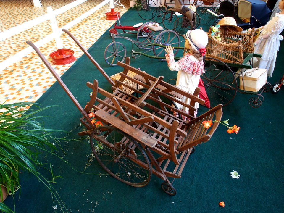 Old rickshaw at the Musée Automobile de Vendée pic-6