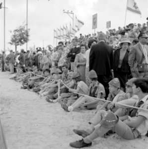 Onafhankelijkheidsdag (15 mei). Publiek op een tribune langs de route van de mil, Bestanddeelnr 255-4659