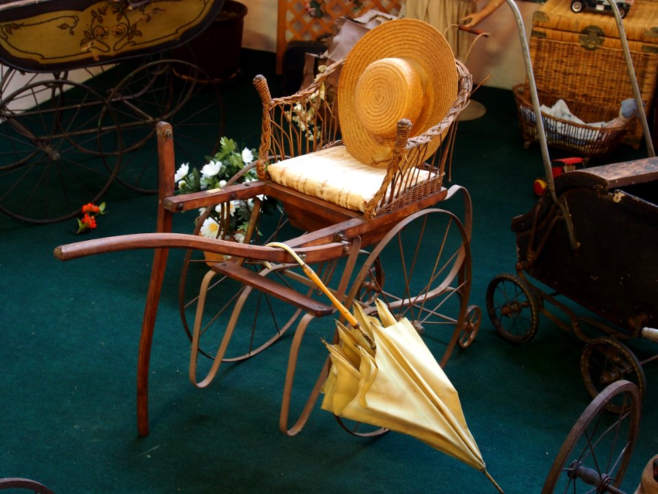 Old rickshaw at the Musée Automobile de Vendée pic-1