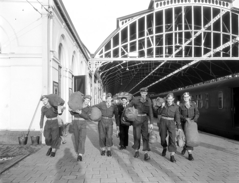 Onder dienst vertrek militairen naar eerste oefening, Bestanddeelnr 906-8324