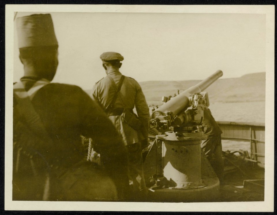 On board an Egyptian patrol boat. One of which figured in the chase of the Senus, Bestanddeelnr 158-1562