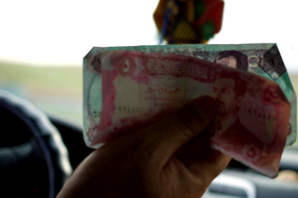 Old Saddam-era notes found on the body of an ISIS fighter by a Peshmerga soldier 02
