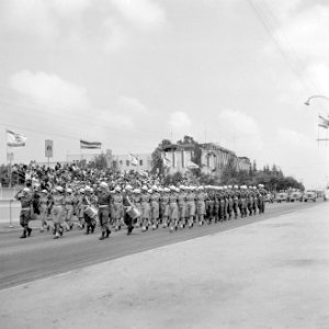Onafhankelijkheidsdag (15 mei) Eenheid vrouwelijke en mannelijke militairen pas, Bestanddeelnr 255-4646