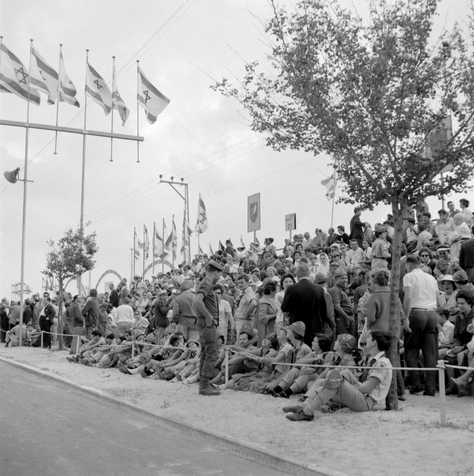 Onafhankelijkheidsdag (15 mei) Publiek op een tribune langs de route van de mil, Bestanddeelnr 255-4657