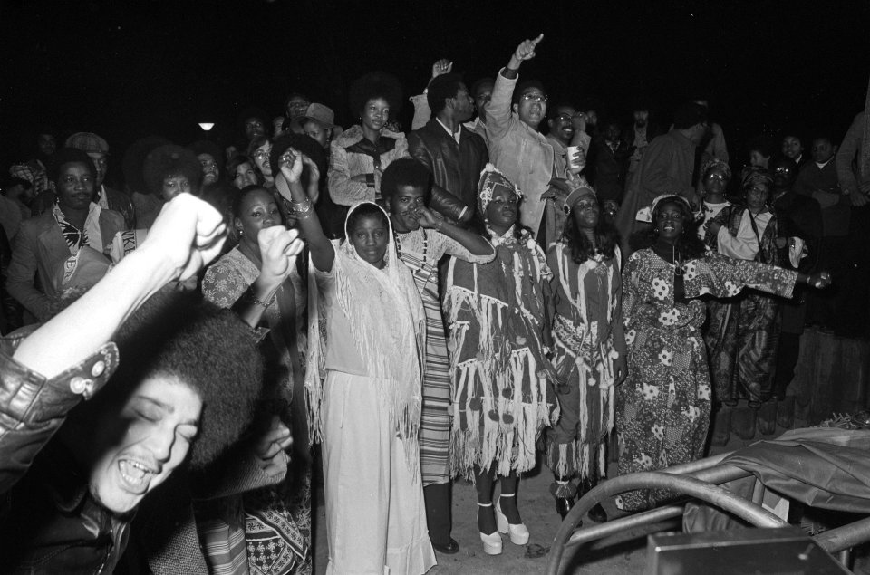 Onafhankelijkheidsviering Suriname in Amsterdamse Bijlmermeer ( 2400 uur ) vro, Bestanddeelnr 928-2848