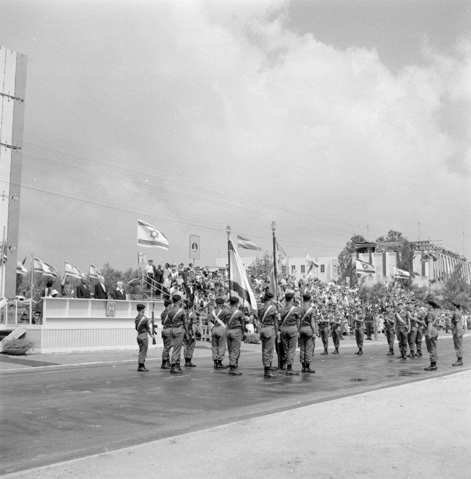 Onafhankelijkheidsdag (15 mei). Militaire parade. Voor de tribune met prominente, Bestanddeelnr 255-4642