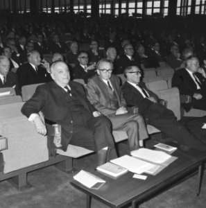 Onder de aanwezigen dhr. Sydney van den Bergh (links) lid van de Tweede Kamer vo, Bestanddeelnr 919-8152