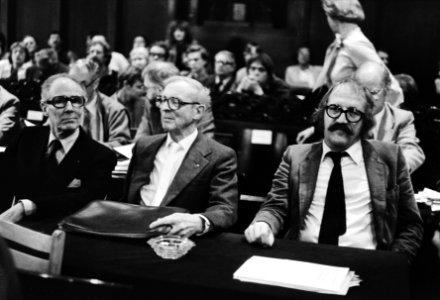Onder de aanwezigen v.l.n.r. Guus Oster (directeur carré en adviseur bij de ontw, Bestanddeelnr 930-5512
