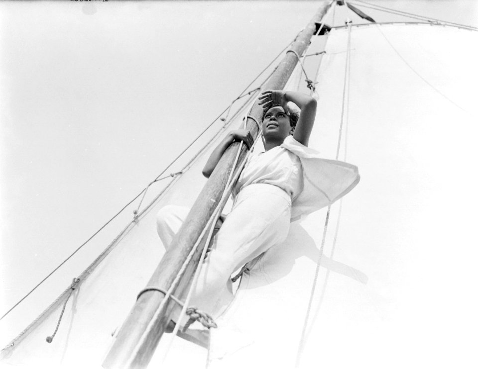 Onbekende vrouw in de mast van een zeilschip op de Westeinderplassen, Bestanddeelnr 252-0899
