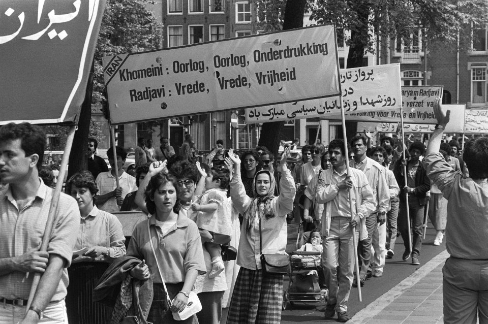 Onder andere op de Dam in Amsterdam gedemonstreerd tegen Khomeiny-bewind in Iran, Bestanddeelnr 933-6934