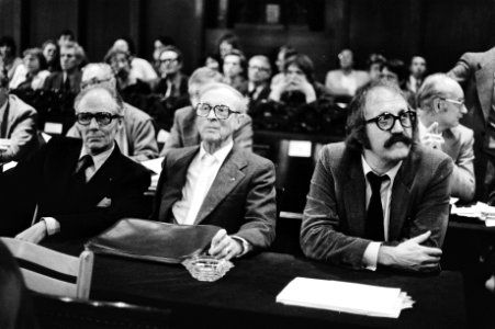 Onder de aanwezigen v.l.n.r. Guus Oster (directeur carré en adviseur bij de ontw, Bestanddeelnr 930-5511