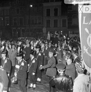 Onder begeleiding van de fanfare begeeft de stoet zich naar het stadhuis van Del, Bestanddeelnr 919-5552