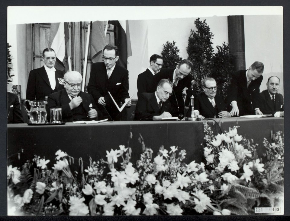 Ondertekening Benelux akkoord in de Ridderzaal te Den Haag Vlnr. Larock (België, Bestanddeelnr 121-0409