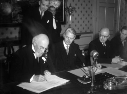 Ondertekening bil.overeenkomst Marshall-plan Haag, Bestanddeelnr 902-8266