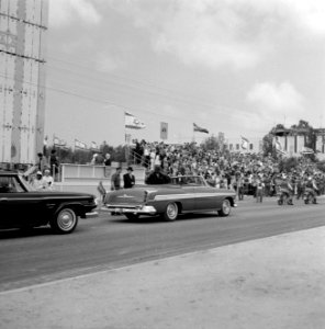 Onafhankelijkheidsdag (15 mei). Vertrek van de prominenten die de militaire para, Bestanddeelnr 255-4641