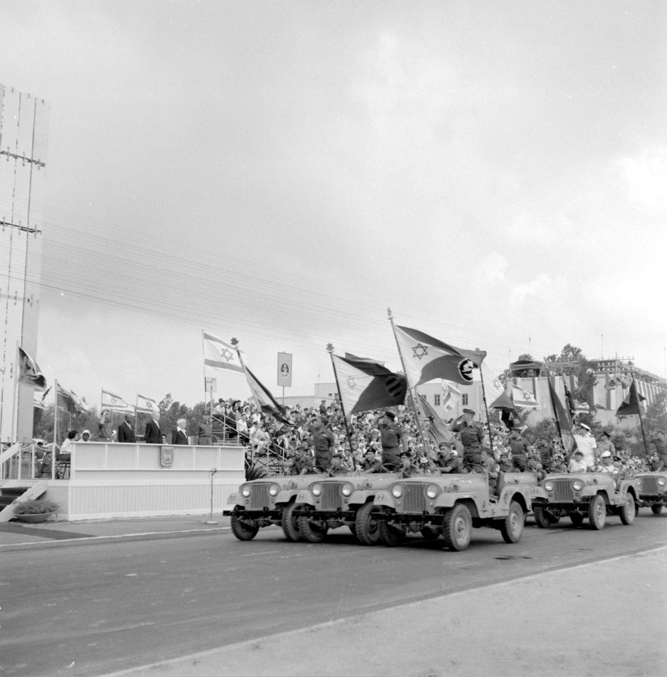 Onafhankelijkheidsdag (15 mei). Militaire eenheid in jeeps met daarop wapperende, Bestanddeelnr 255-4649