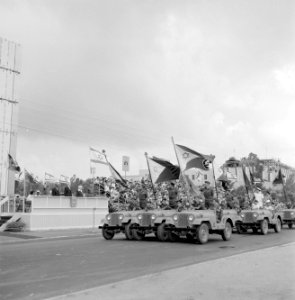 Onafhankelijkheidsdag (15 mei). Militaire eenheid in jeeps met daarop wapperende, Bestanddeelnr 255-4649