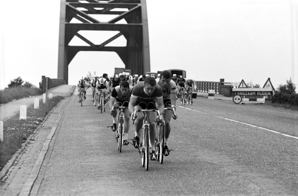 Olympias 10e tour door Nederland. Passeren Lekbrug, Bestanddeelnr 912-5823